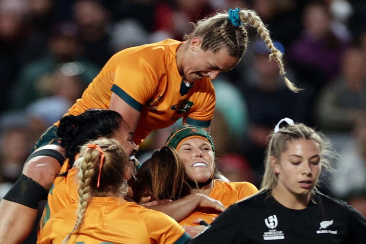 นิวซีแลนด์ รอดจากความหวาดกลัวในครึ่งแรกเพื่อเอาชนะ ออสเตรเลีย ที่ รักบี้หญิงชิงแชมป์โลก